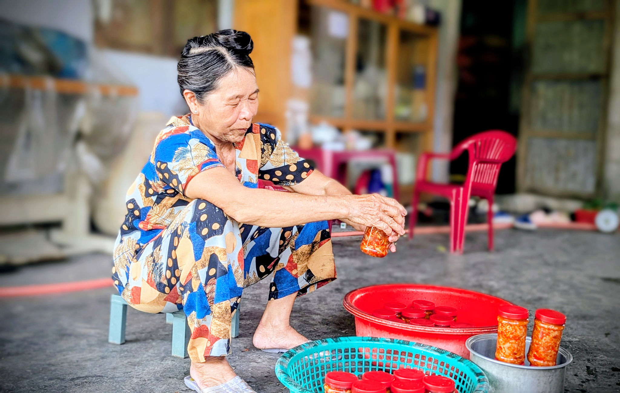 Neo đời bên hũ tôm chua