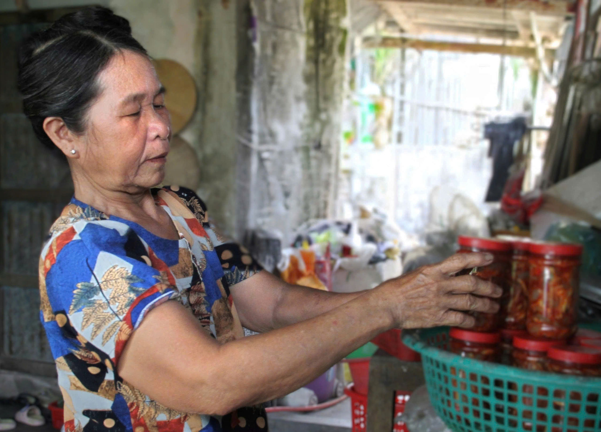 Neo đời bên hũ tôm chua