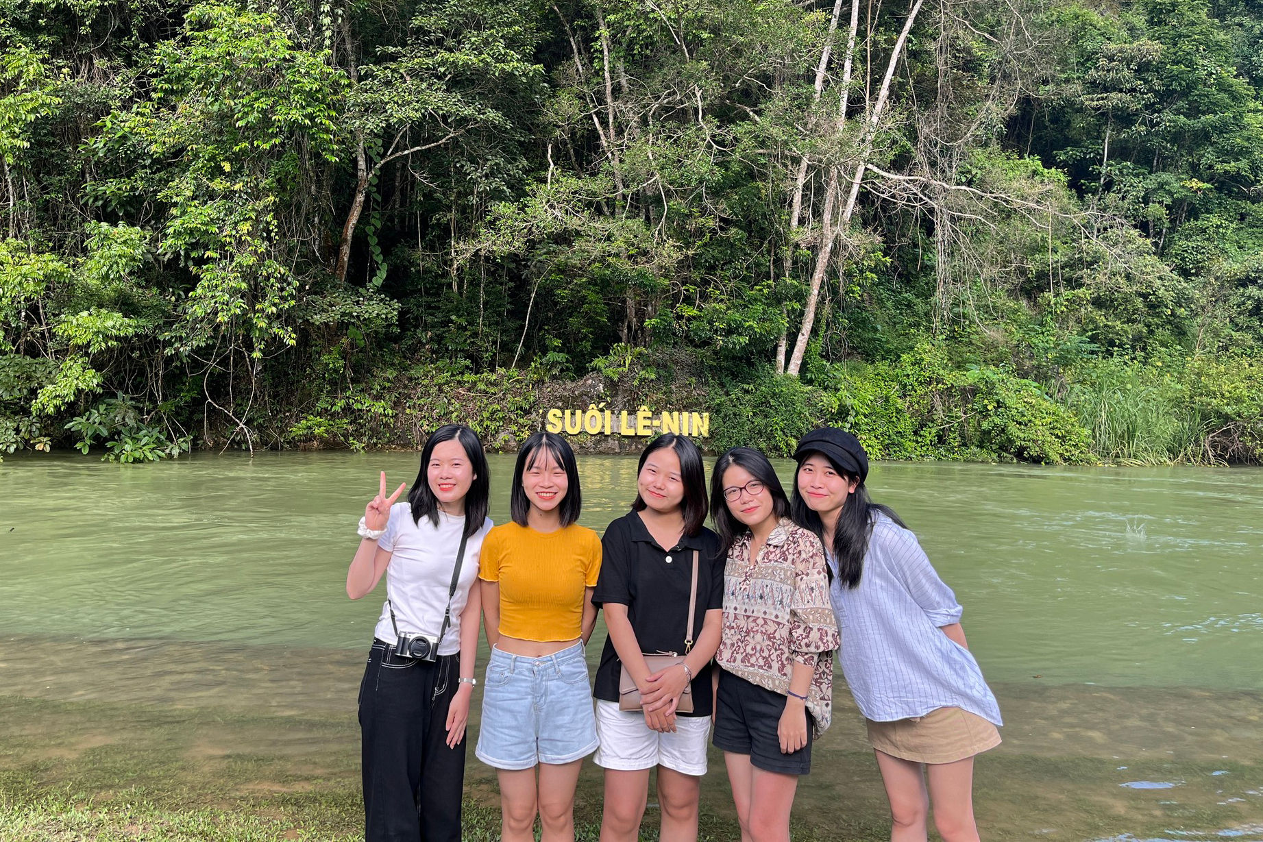 Mùa hoa nở trên miệng hầm trú bom 3