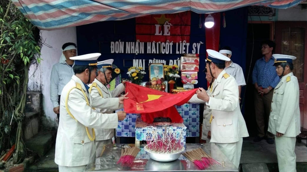 Mùa hoa nở trên miệng hầm trú bom 4