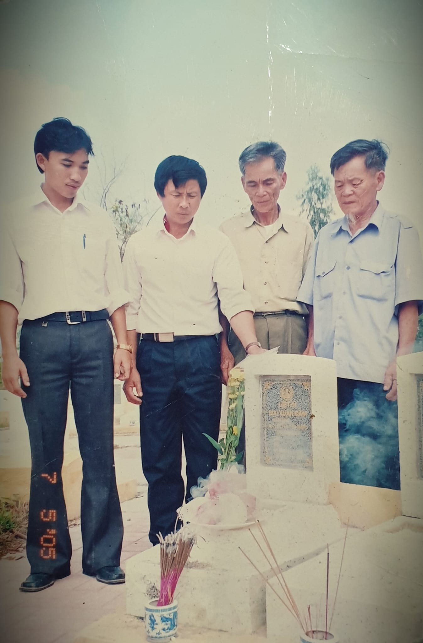 Mùa hoa nở trên miệng hầm trú bom 5