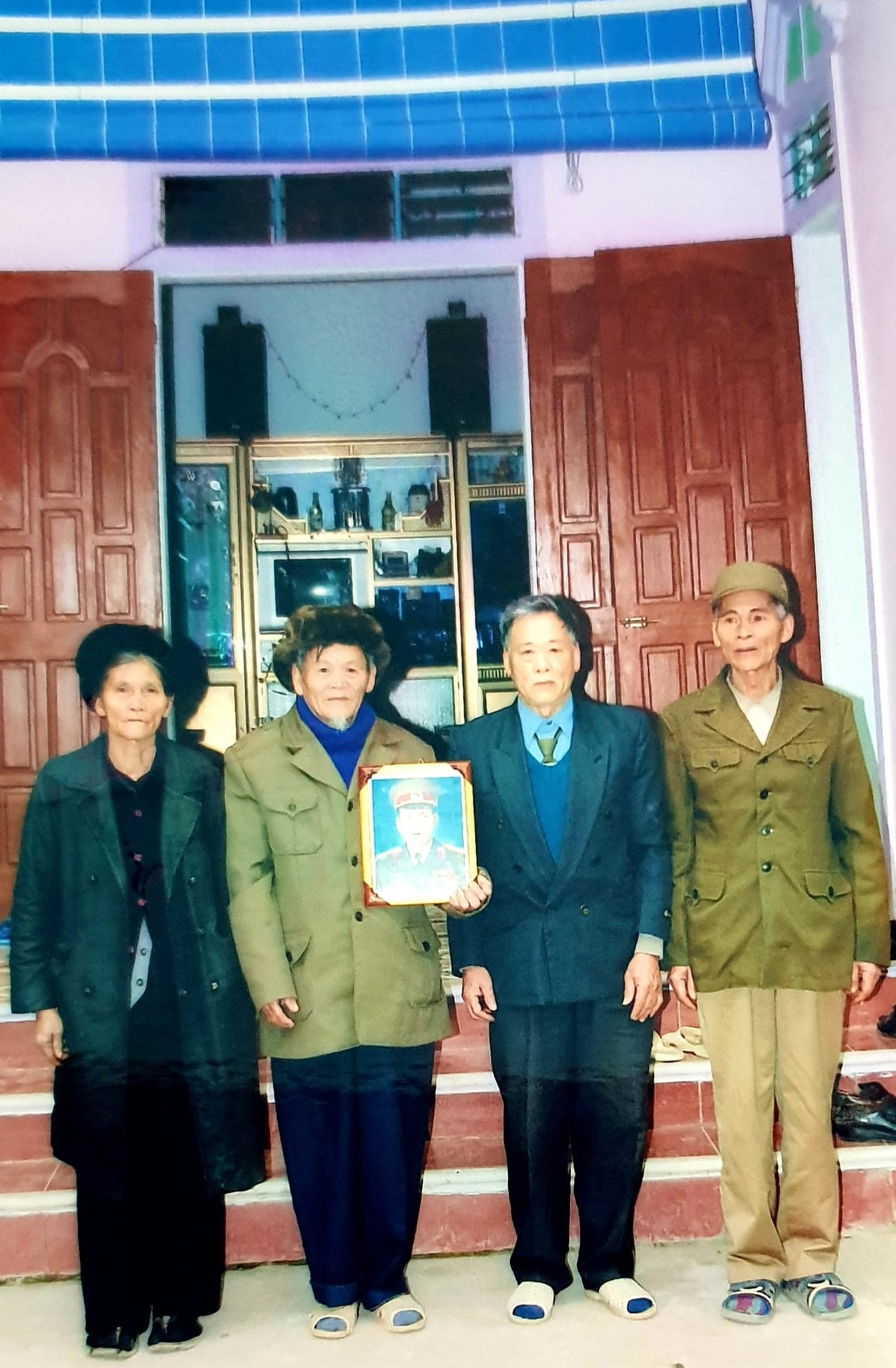 Ông nội và bốn người em (cả ba ông đều là cựu chiến binh và ảnh ông út liệt sĩ trên tay)