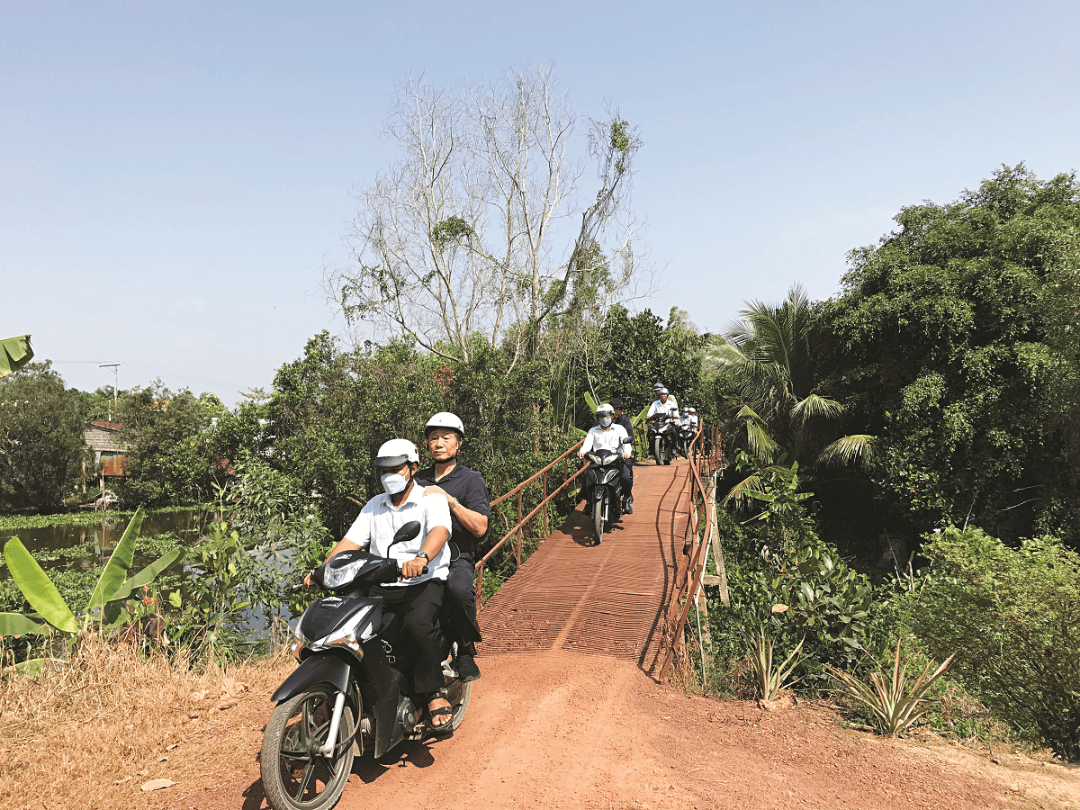 Khảo sát vị trí xây cầu nông thôn ở Tân Thạnh - Long An