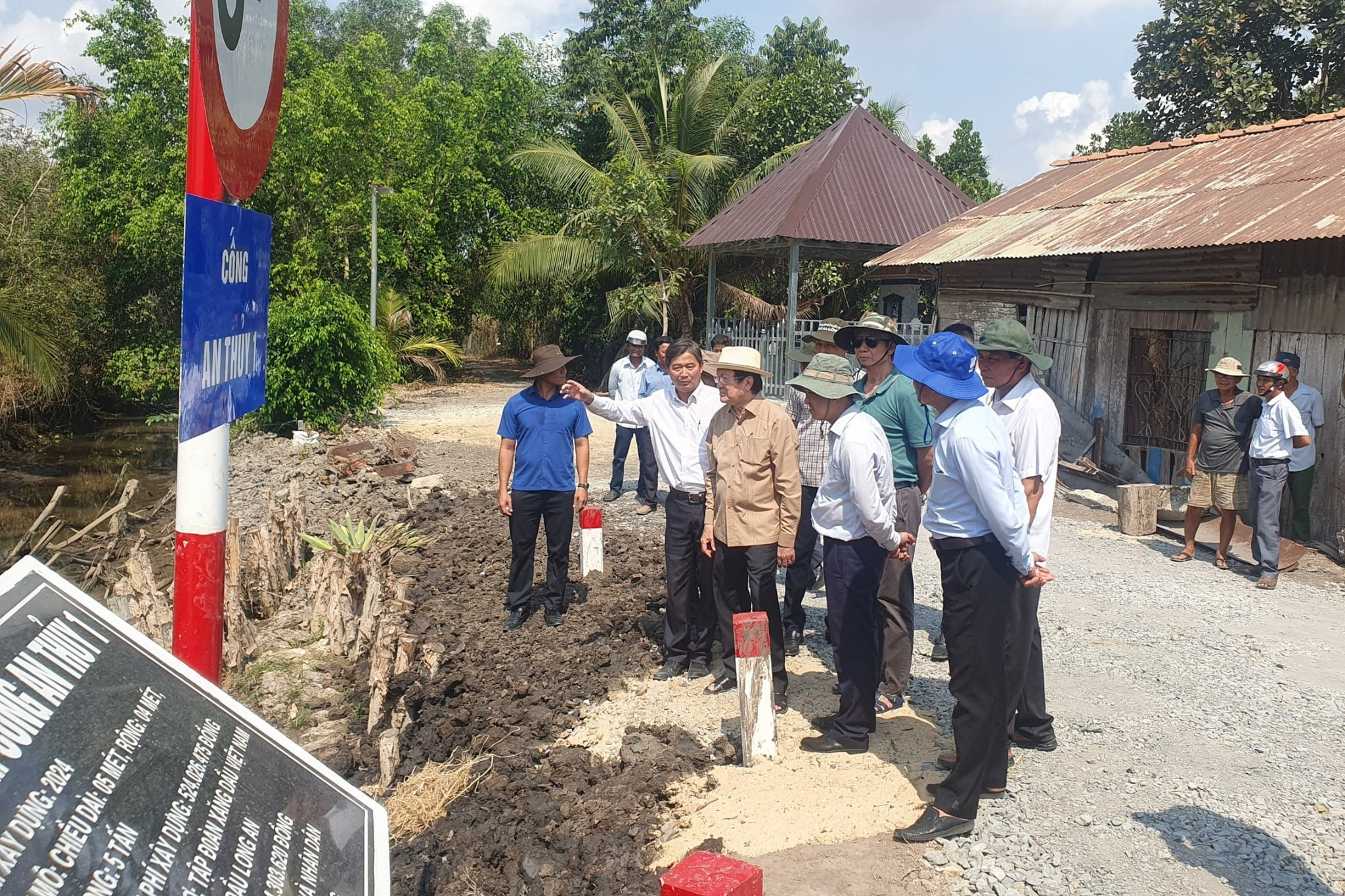 Kiểm tra tiến độ thi công cống An Thủy 1 tại xã An Ninh Tây.