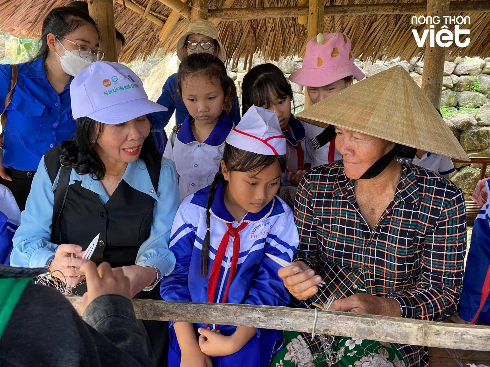 ba-ga-bia-phai-huong-dan-co-va-tro-truong-tieu-hoc-pho-thanh-tinh-quang-ngai-cach-dan-luoi-ca.-anh-h.g.jpg