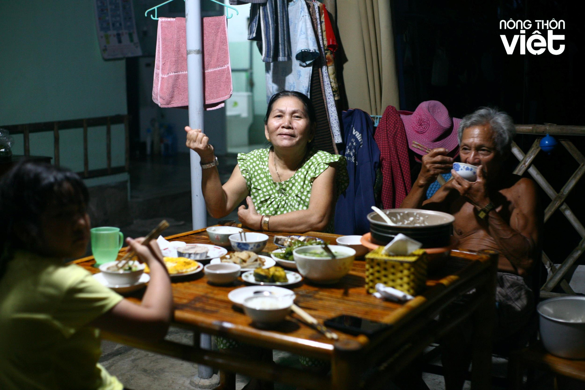 ba-tinh-ong-co-than-thuong-san-soc-khach-nhu-ong-ba-noi-ngoai-cham-con-chau.jpg