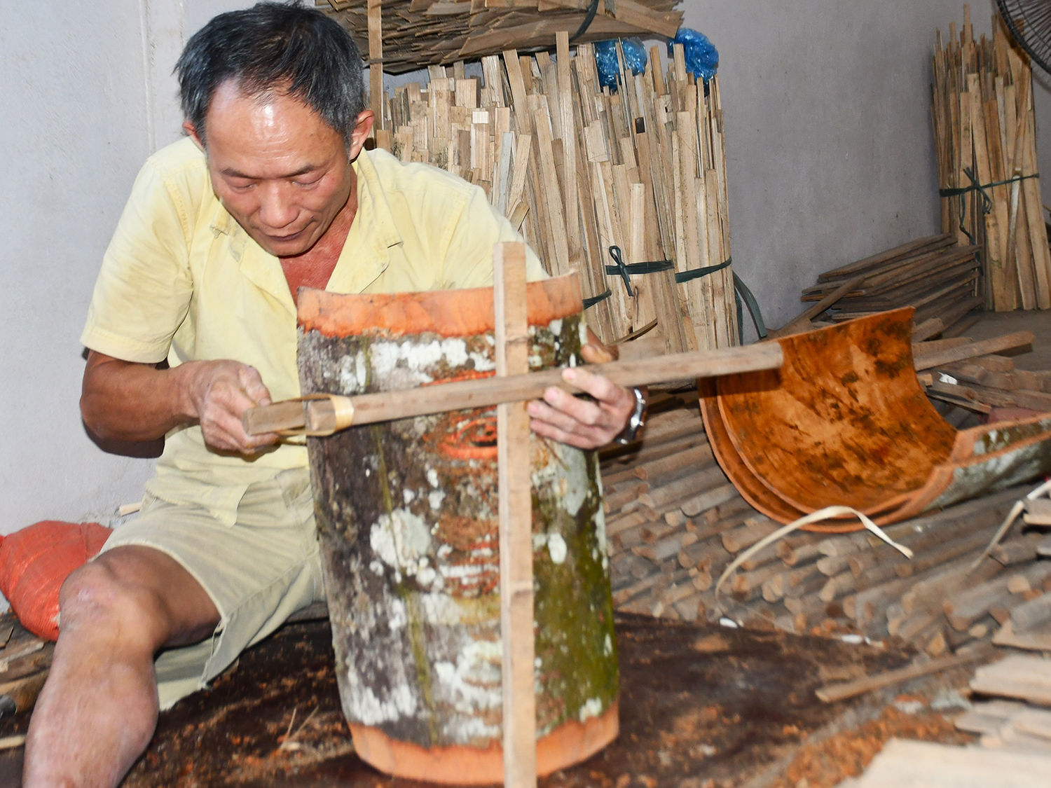 Nghệ nhân kẹp quế Trà My Nguyễn Văn Đường đang mưu sinh làm quế kẹp tại Văn Yên (Yên Bái)
