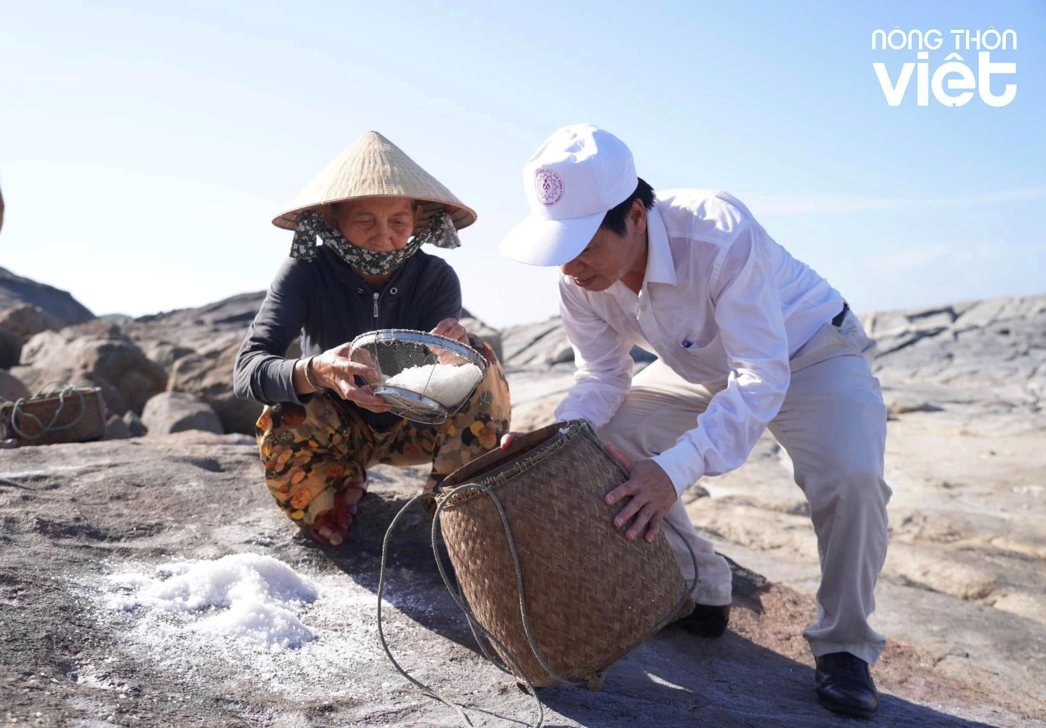 ba-van-thuyet-minh-voi-du-khach-ve-cach-lam-muoi-tren-ganh-da-da-duoc-duy-tri-suot-ngan-nam.-anh-h.g-1-.jpg