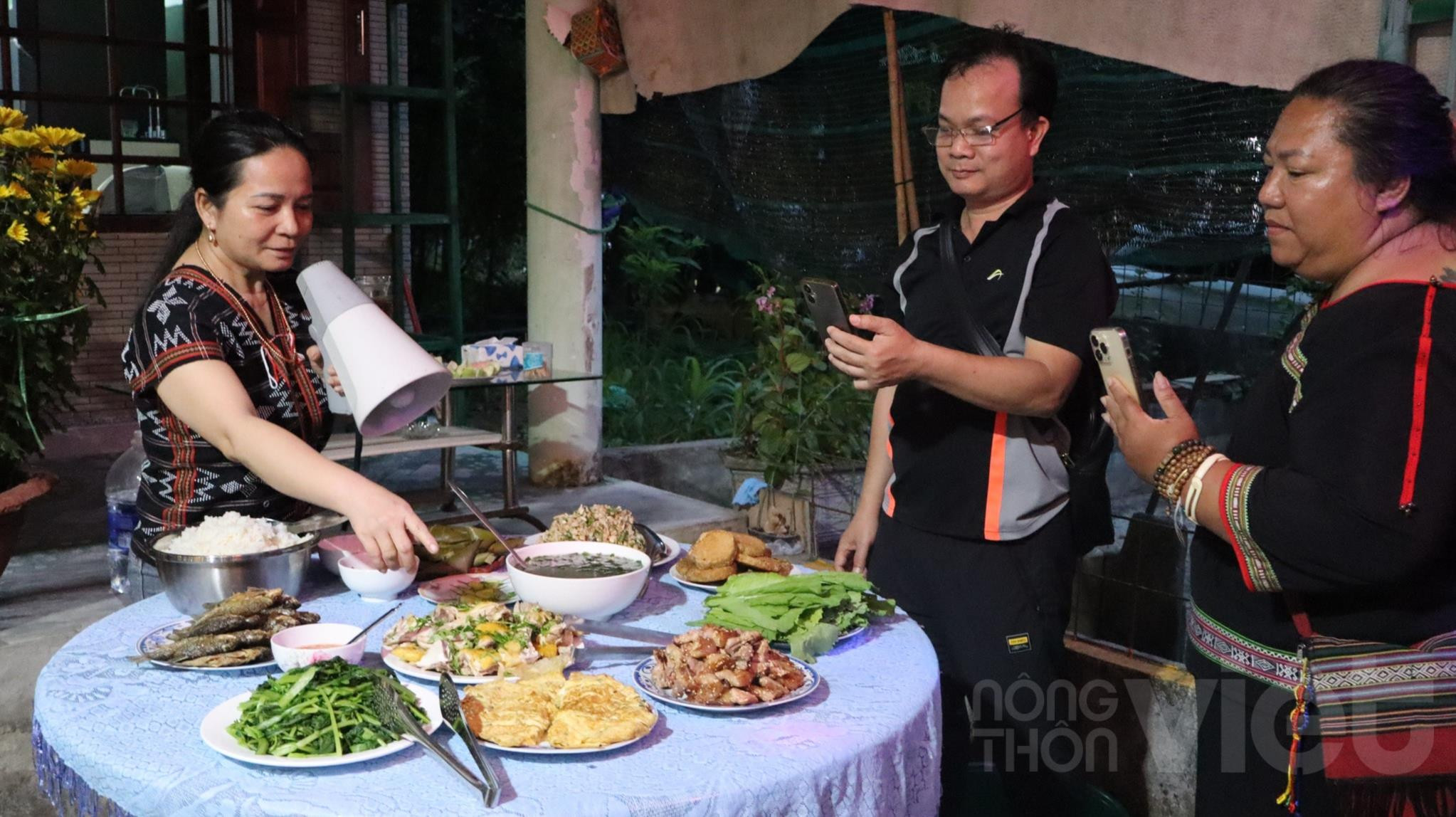 chi-phuong-trai-gioi-thieu-cac-mon-an-trong-bua-com-moi-khach-cua-nguoi-co-tu(1).jpg