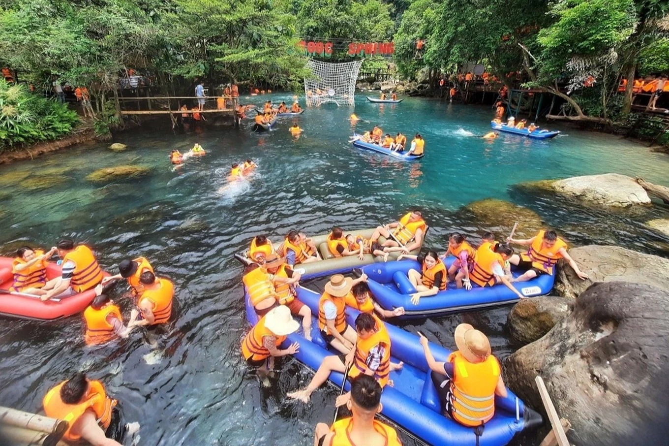 Du khách vui chơi tại Phong Nha Quảng Trị