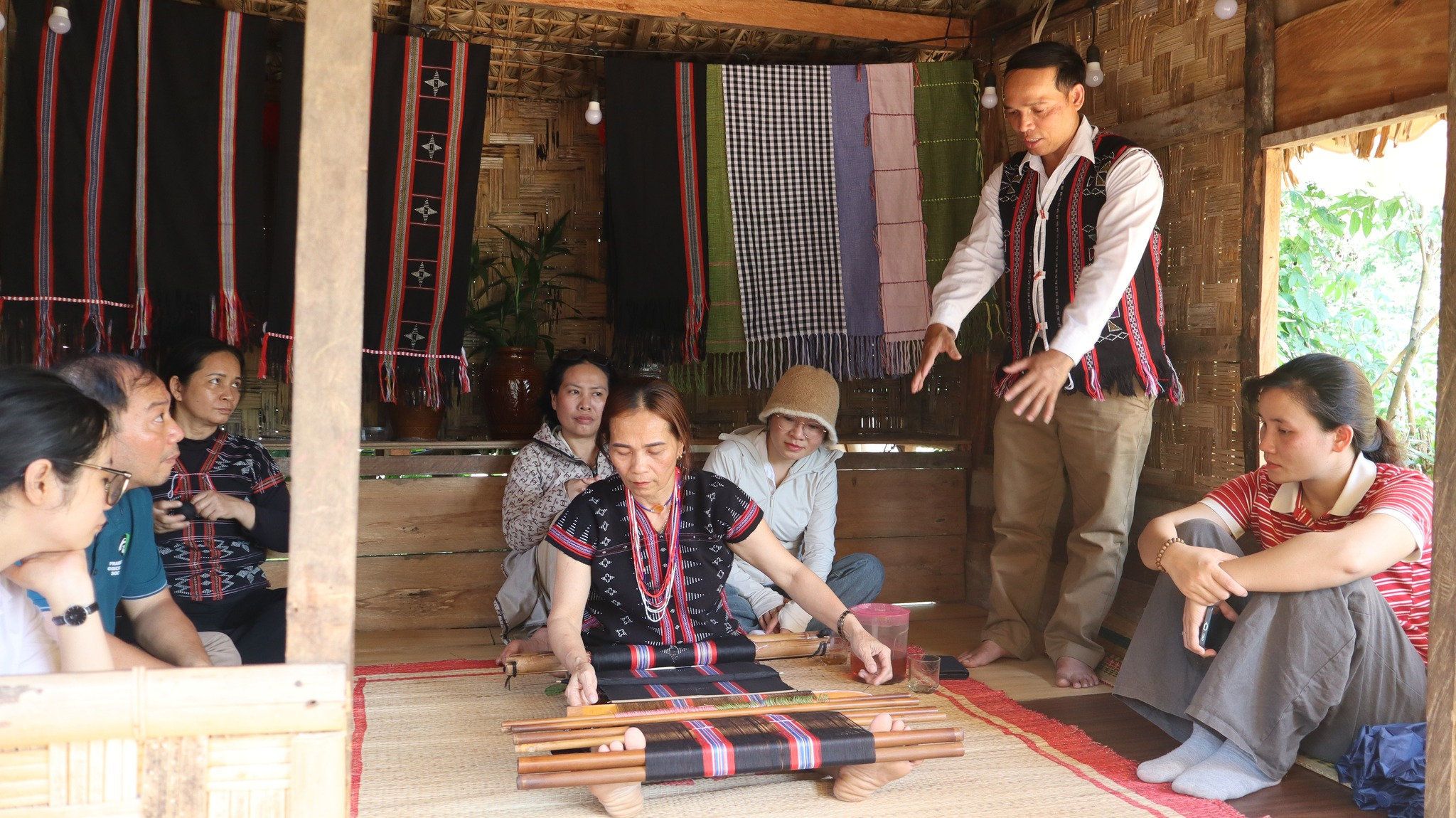 Một buổi tìm hiểu nghề dệt thổ cẩm Cơ Tu