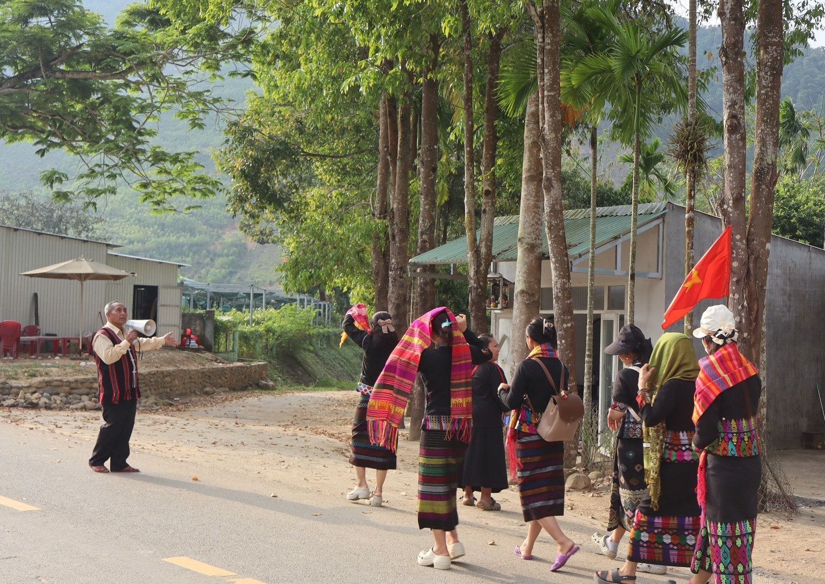 Một góc đường thôn Tà Lang