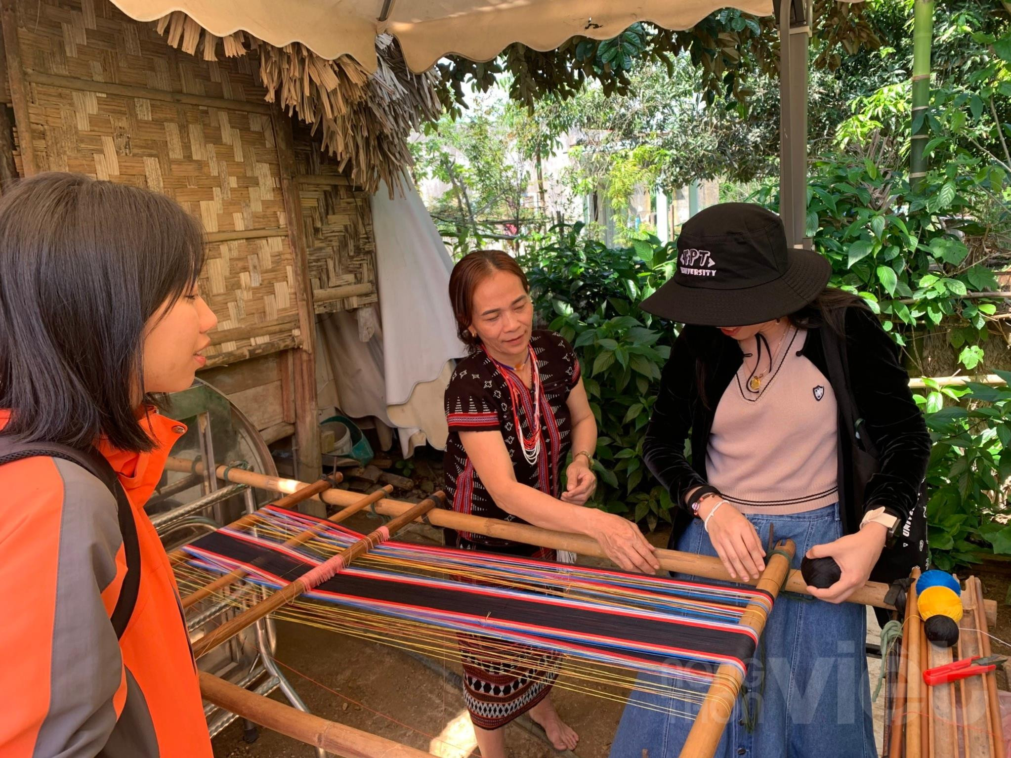 Sinh viên Trường đại học FPT tìm hiểu nghề dệt của người Cơ Tu.
