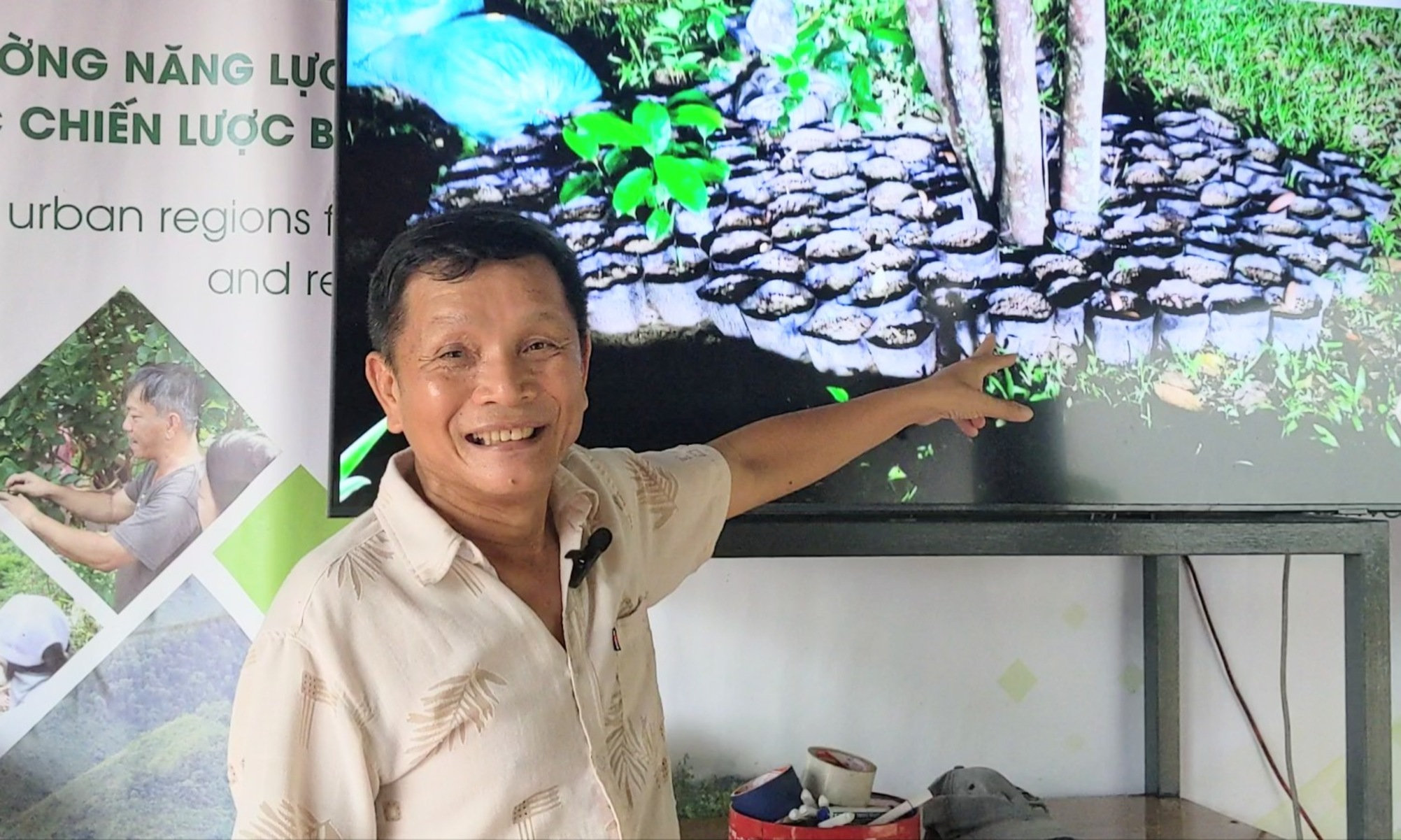 Tiến sĩ Chu Mạnh Trinh say mê nói về góc vườn ươm được trẻ em yêu thích môi trường.