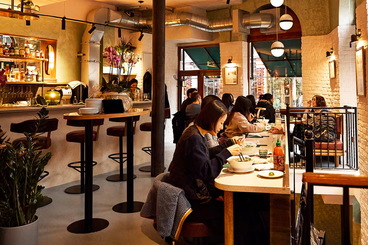 Nhà hàng Sông Quê Phở Bar ở London, Anh. Nguồn: Phoebe Pearson/The Guardian.