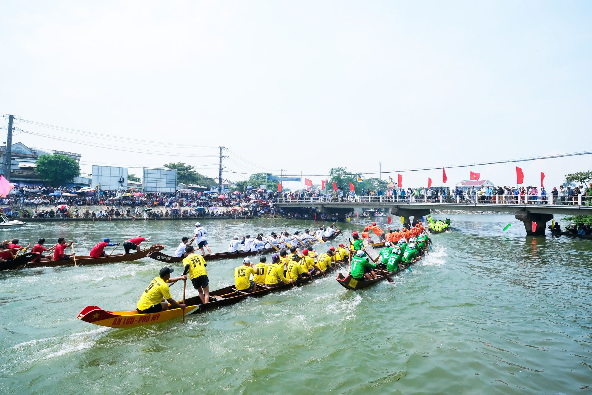 ngày hội đua thuyền ở làng Dương Nỗ