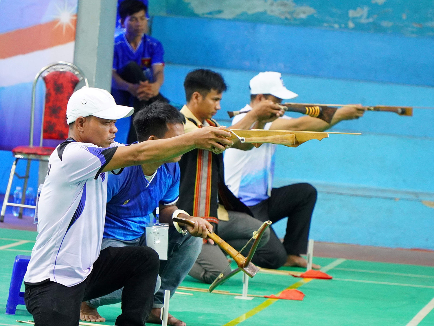 Đà Nẵng tổ chức thi bắn ná, nỏ ở xã Khâm Đức. Xem họ thi bắn ná, nỏ, mà nhớ.