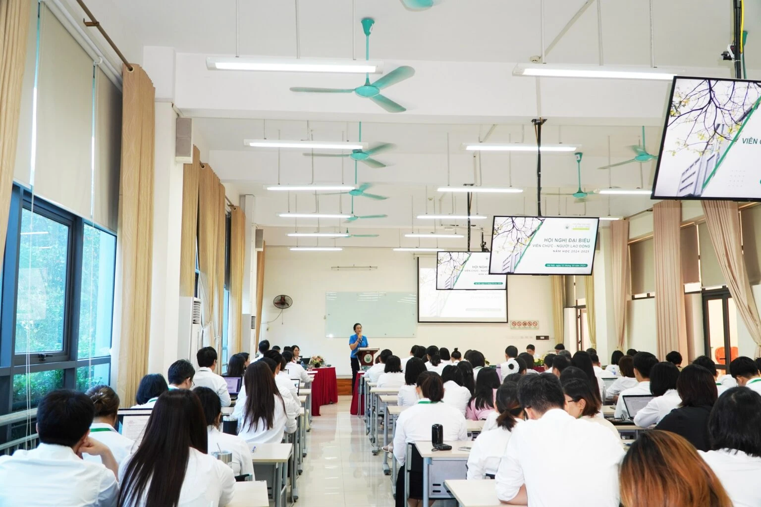 Tuy nhiên, cũng cần tránh cách nhìn cực đoan cho rằng chỉ có tiến sĩ mới đủ giá trị giảng dạy. Ảnh: TL