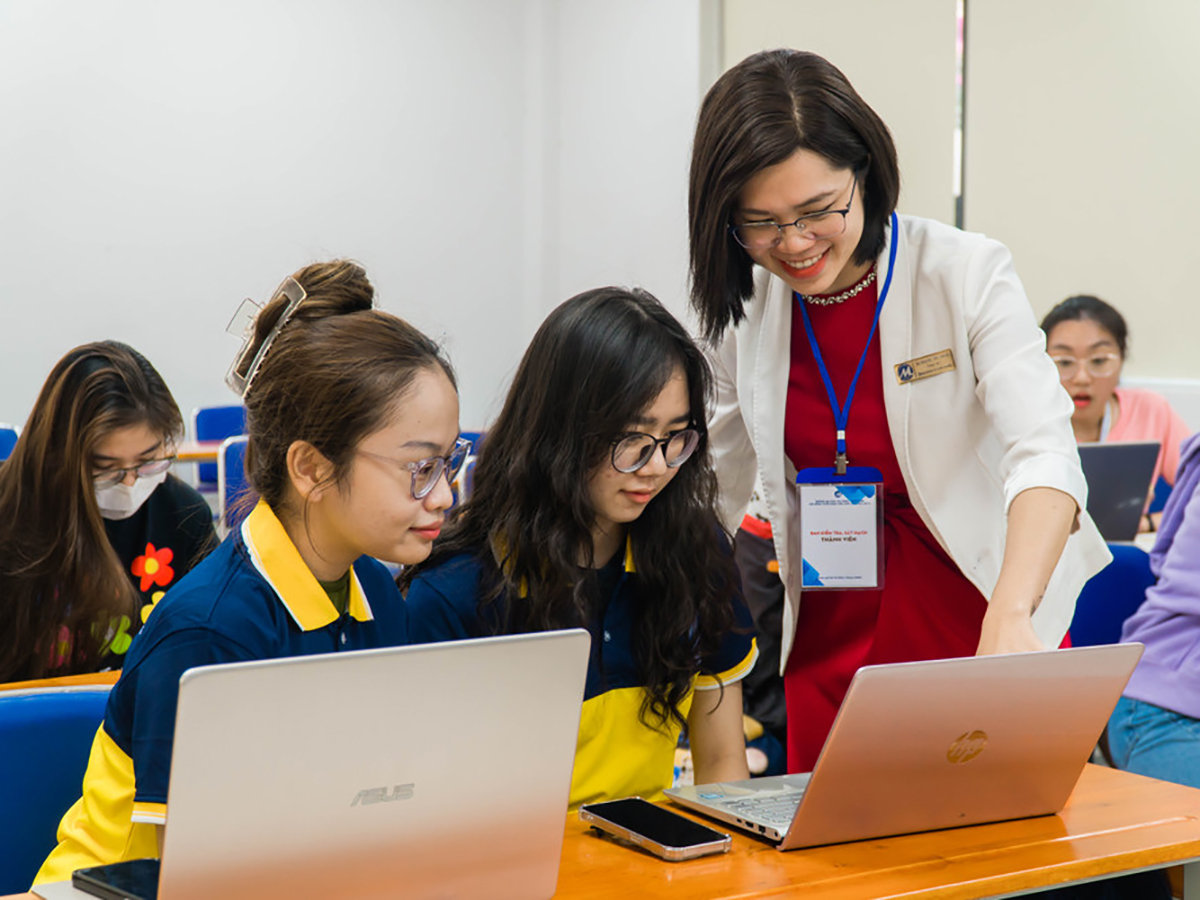 Trong tiến trình chuẩn hóa giáo dục đại học, Bộ Giáo dục và Đào tạo đang cho thấy quyết tâm nâng chuẩn đội ngũ, đặc biệt thông qua định hướng gia tăng tỉ lệ tiến sĩ. Ảnh: XDCS