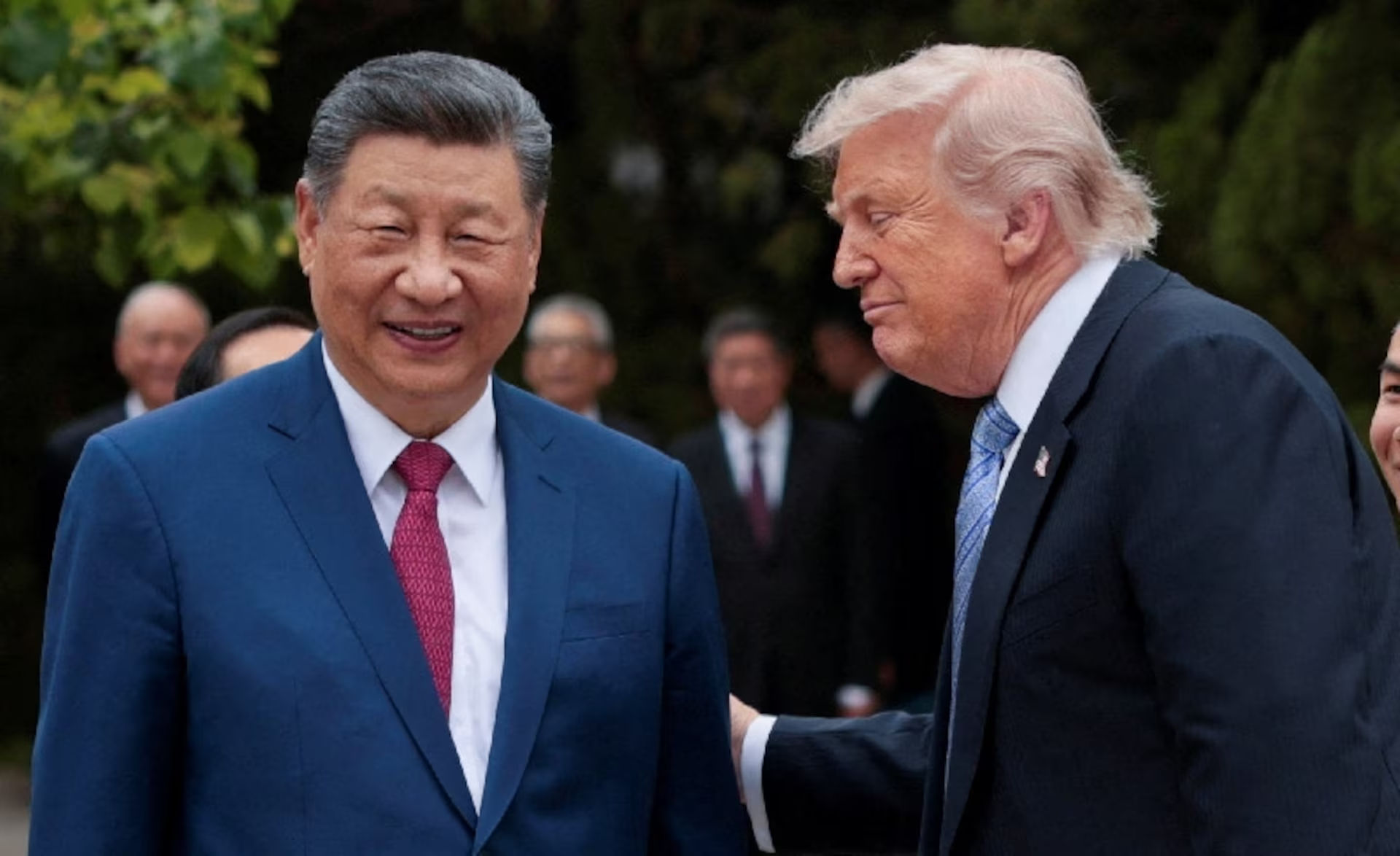 Tổng thống Mỹ Donald Trump trò chuyện với Chủ tịch Trung Quốc Tập Cận Bình khi rời khỏi khu vườn Trung Nam Hải tại Bắc Kinh, Trung Quốc. Ảnh: Reuters