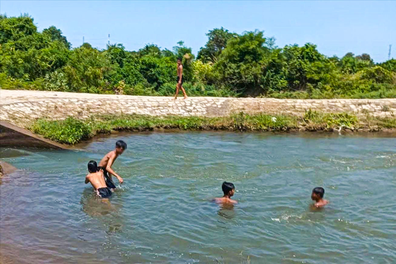 Nhiều vùng quê vắng người hơn vào ban ngày. Người lớn đi làm xa, lao động phân tán hơn và trẻ em có nhiều khoảng thời gian tự chơi với nhau mà không có giám sát. Ảnh: BLD