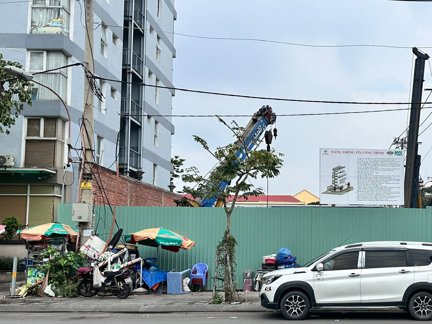 Khu đất xây dựng Trạm biến áp 110kV Xuân Hồng tại số 189B Hoàng Hoa Thám được quây tôn để thi công.