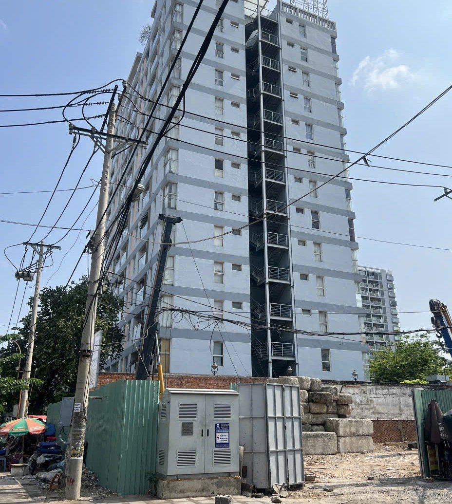 Một phần công trình nằm gần khu vực thang thoát hiểm bên hông chung cư.