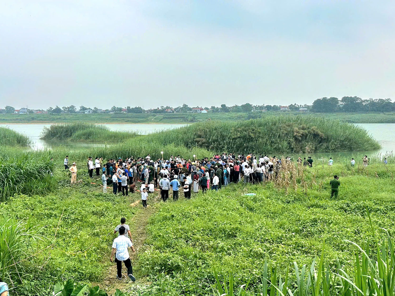 Hiện trường vụ việc 5 học sinh tử vong trên sông Lô ở Phú Thọ chiều 18/5 khiến nhiều người bàng hoàng. Ảnh: SKĐS