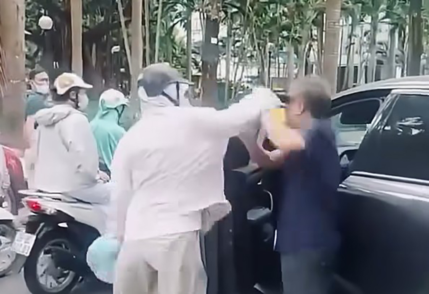 Người phụ nữ liên tục chửi bới, tát vào mặt tài xế ôtô sau va chạm giao thông. Ảnh chụp màn hình