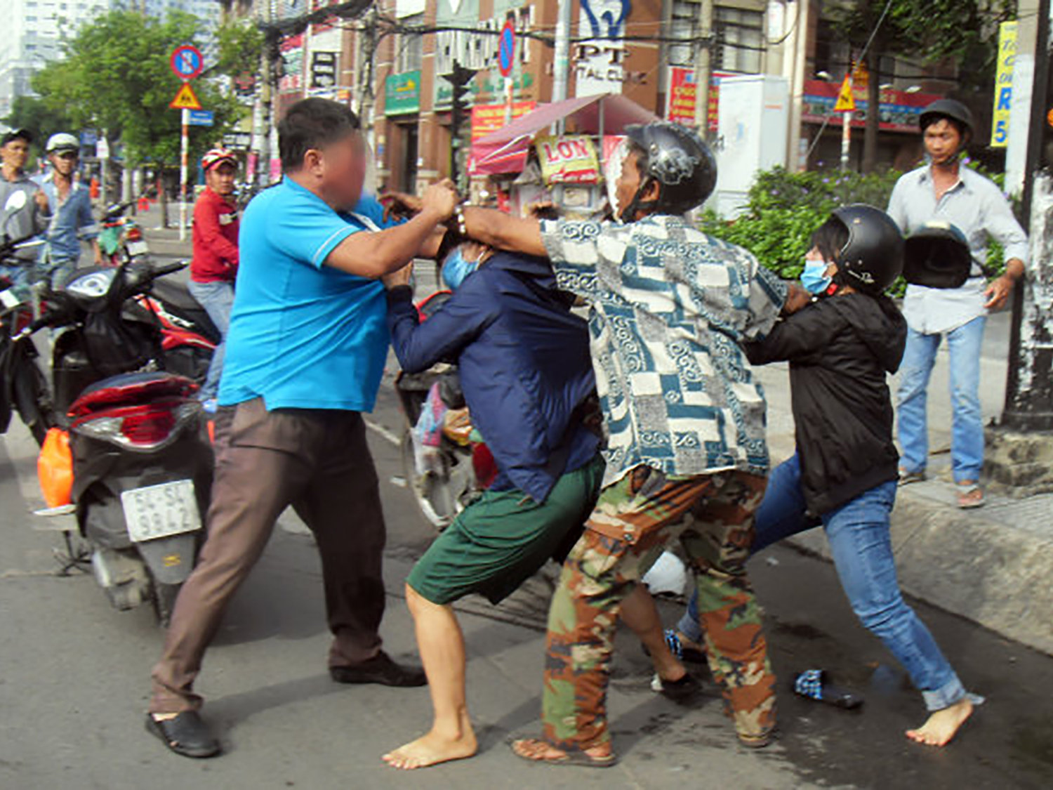 Người ta lao vào nhau không phải vì thiệt hại vật chất của va chạm, mà để bảo vệ sự tổn thương của lòng tự trọng vốn đã căng cứng.