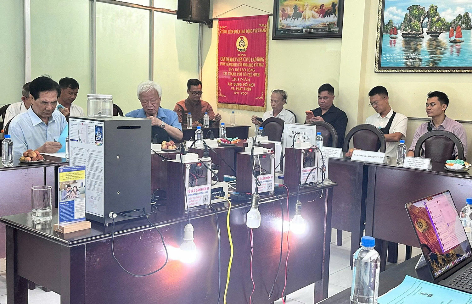 Theo các chuyên gia, dòng rò và hiện tượng hồ quang điện là những nguy cơ tiềm ẩn gây tai nạn điện và cháy nổ.
