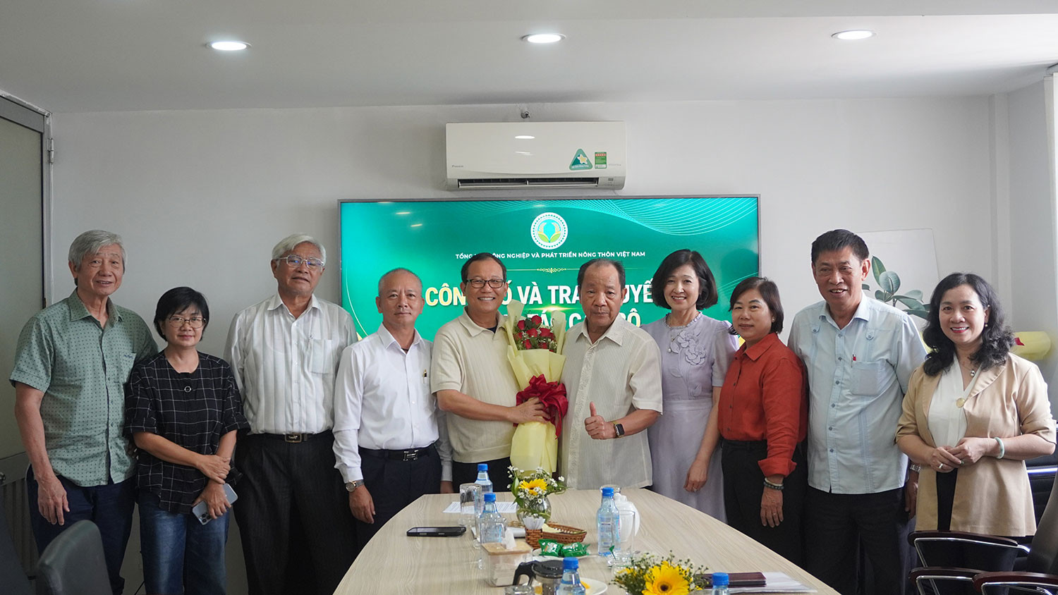 Ban Lãnh đạo Tổng hội và Ban biên tập Tạp chí Nông thôn Việt tặng hoa chúc mừng Tân Trưởng ban Tài chính, kinh tế và kết nối doanh nghiệp thuộc Tổng hội.