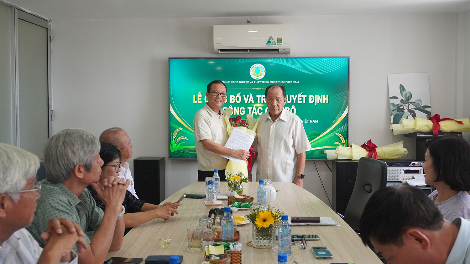 Chủ tịch Tổng hội Nông nghiệp và Phát triển Nông thôn Việt Nam Hồ Xuân Hùng trao quyết định bổ nhiệm cho ông Lê Anh Viên.