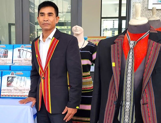 Veston và cà vạt phối thổ cẩm Ca Dong do anh Trần Quang thiết kế, được nhiều người vùng quế Trà My yêu thích. Ảnh: CẨM LAI