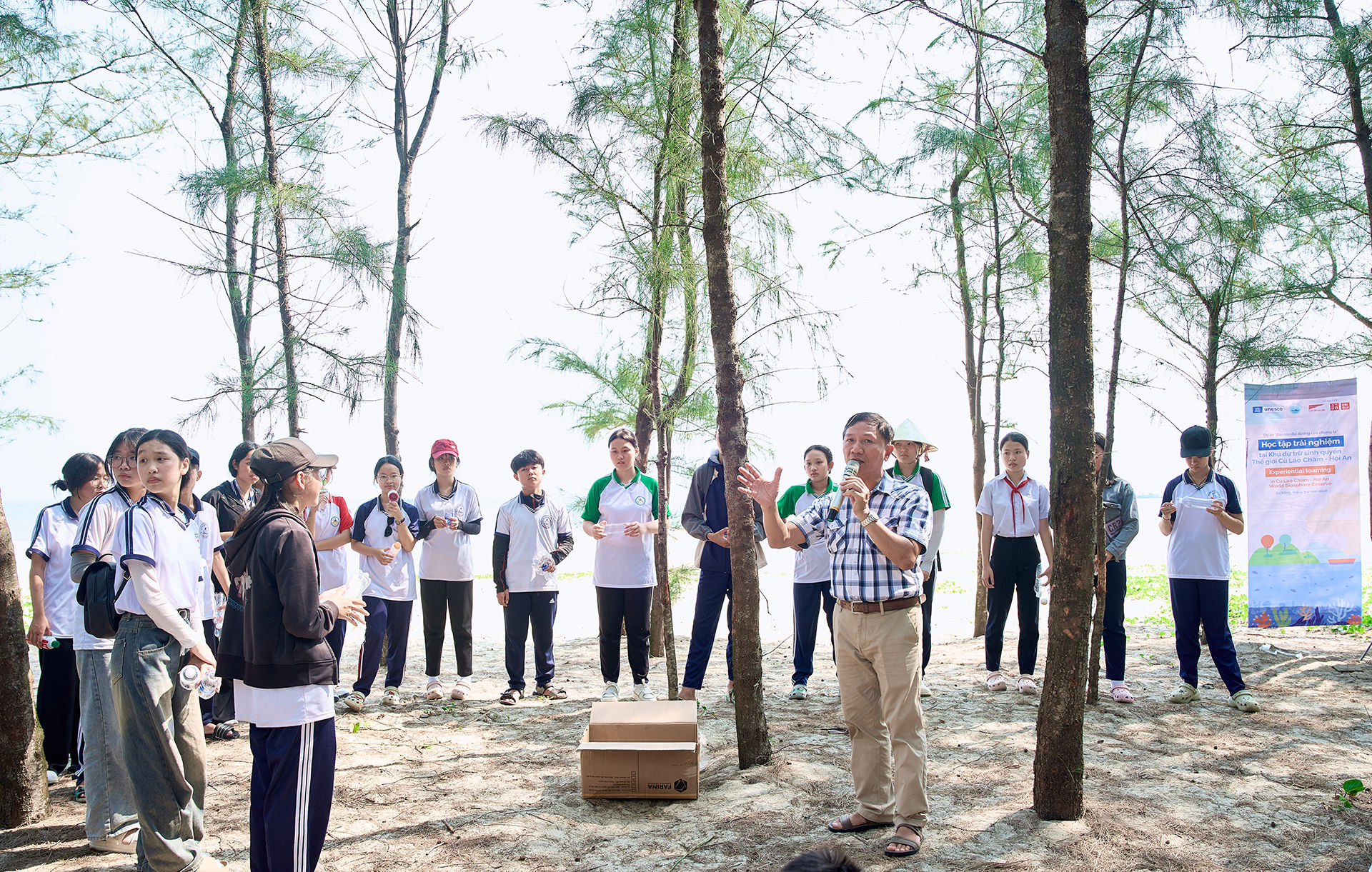 Các em học sinh thực hành và trải nghiệm bảo vệ đại dương, bảo vệ môi trường Khu bảo tồn Thiên nhiên Cù Lao Chàm