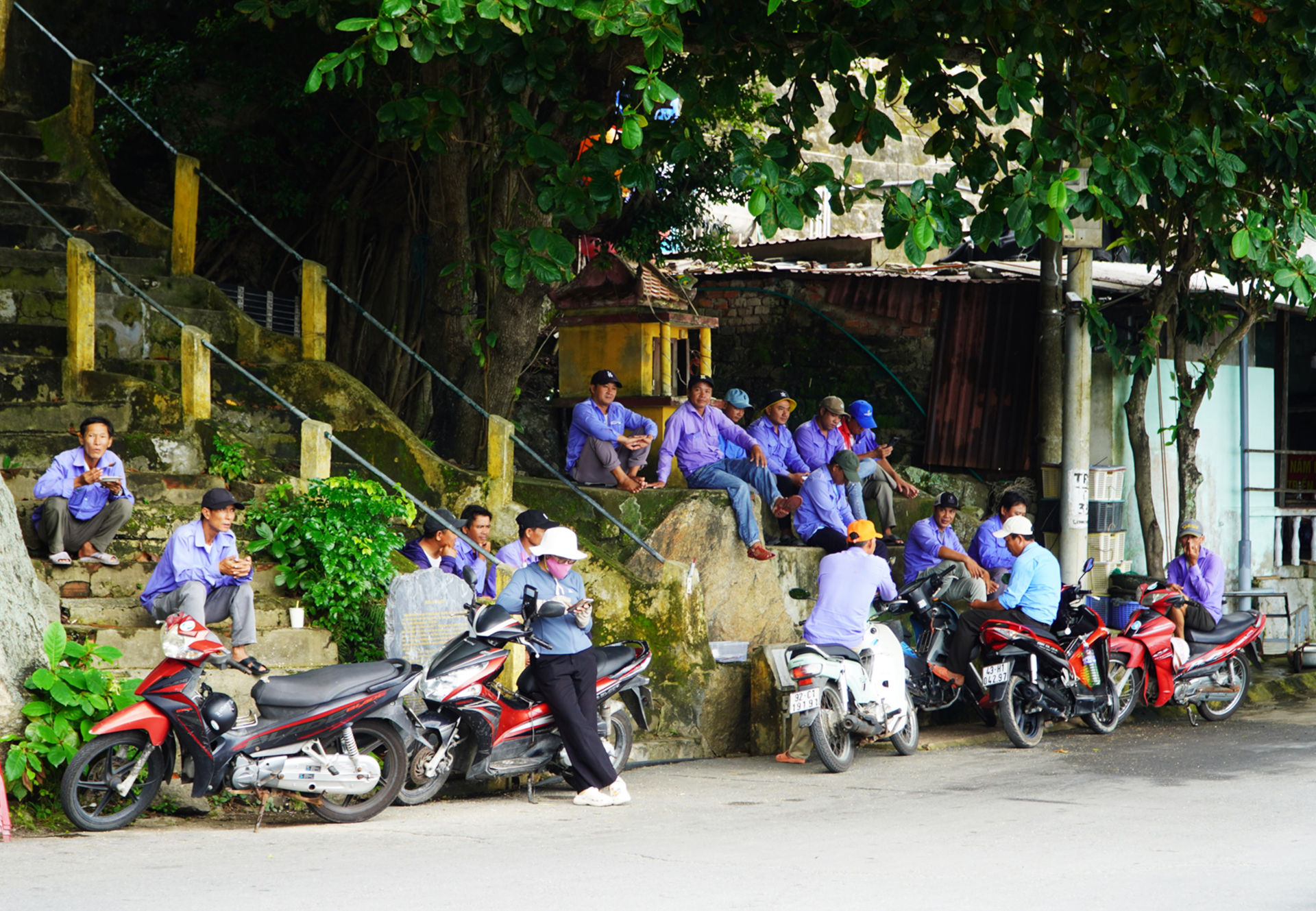 Đội xe ôm sẵn sàng đón du khách trải nghiệm quanh đảo bẳng xe máy