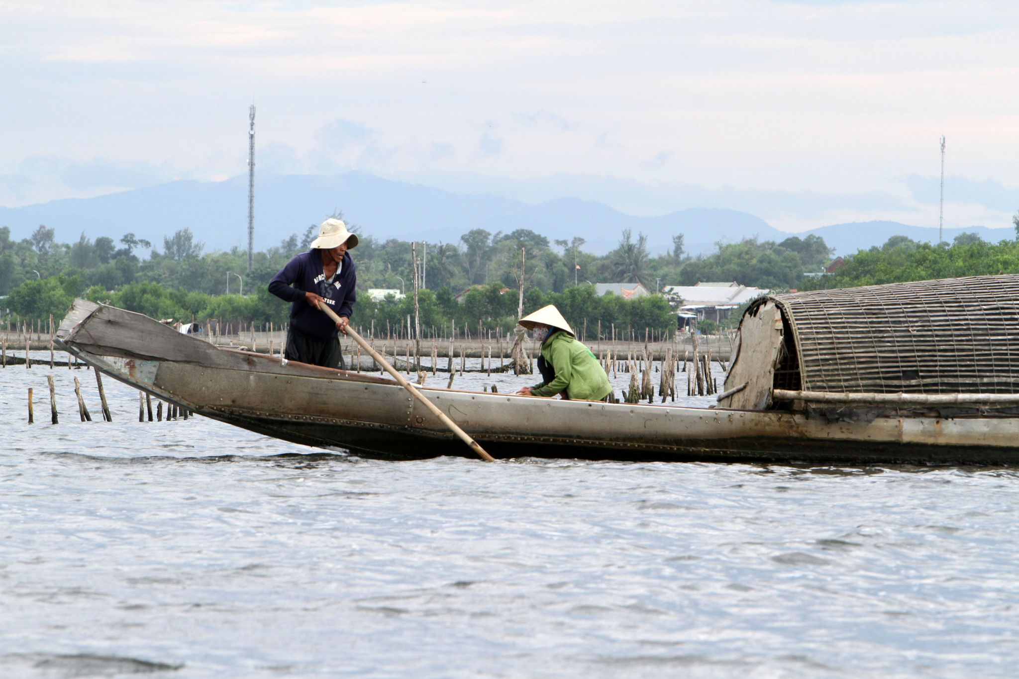 Mưu sinh trên phá Tam Giang.