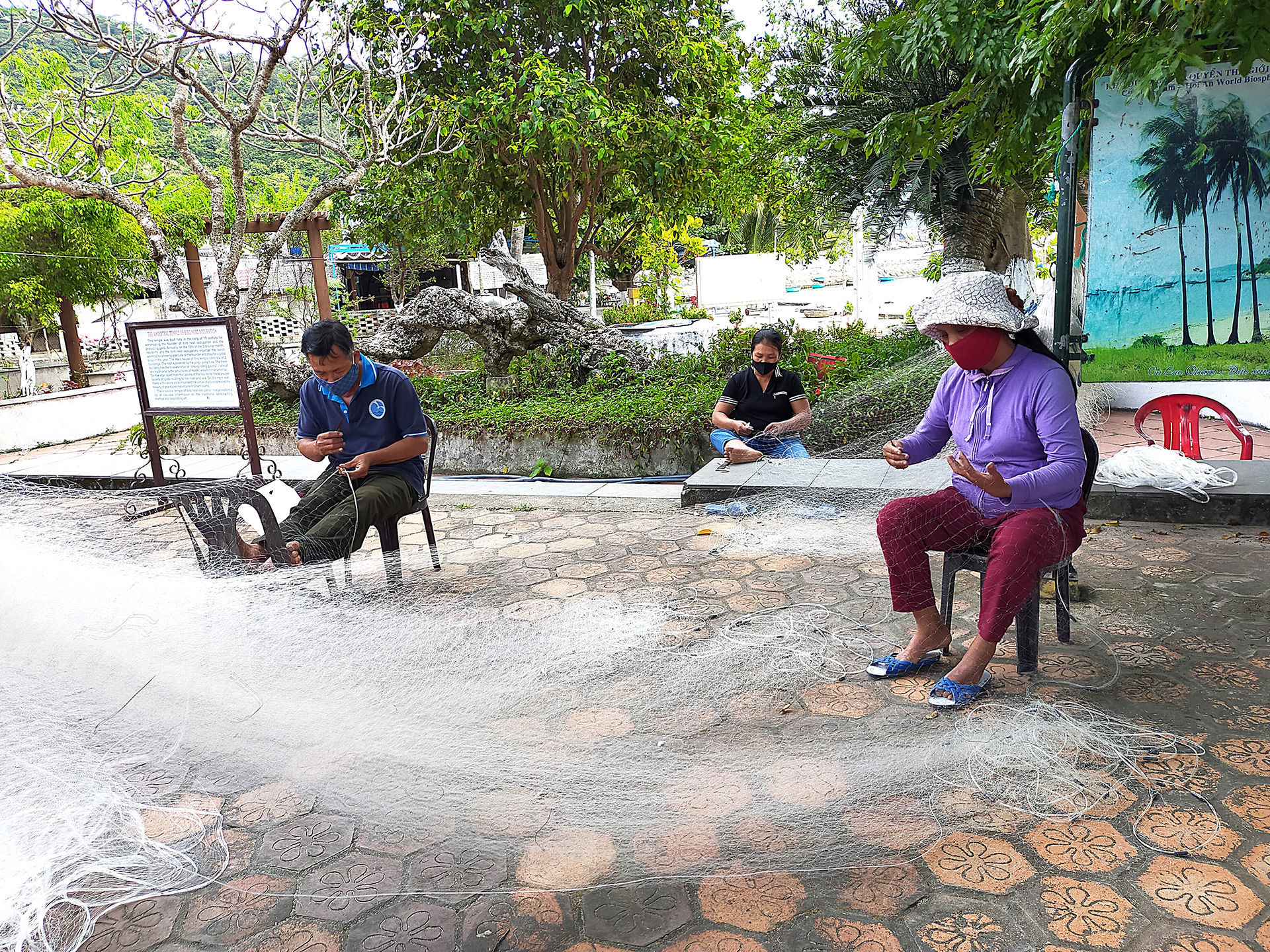 Ngư dân sử dụng mắc lưới đúng quy định để đánh cá, bảo vệ người lợi hải sản