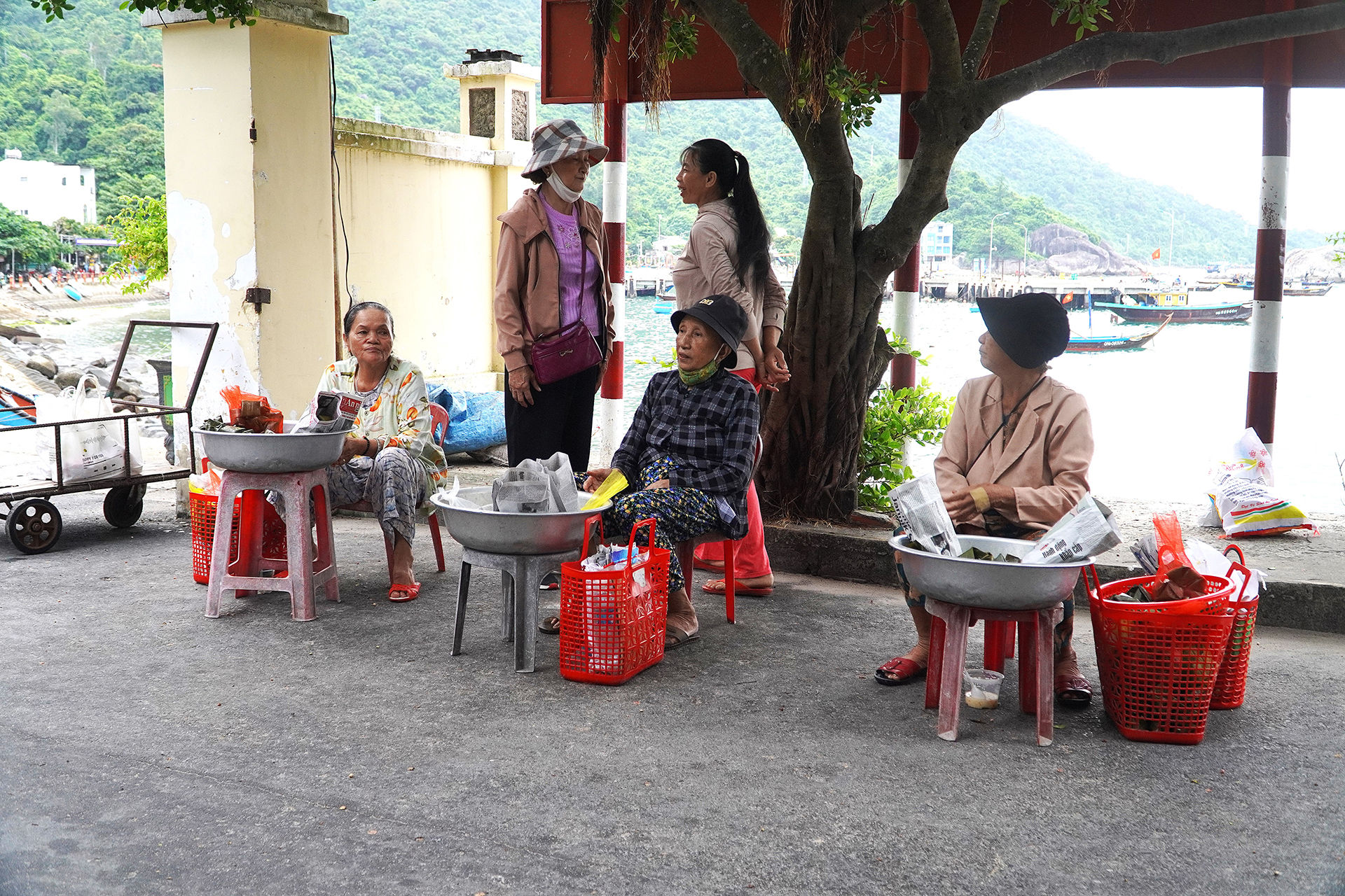 Người dân trên đảo không sử dụng túi nilon, chỉ sử dụng túi giấy để gói quà lưu niệm và bán đặc sản cho du khách