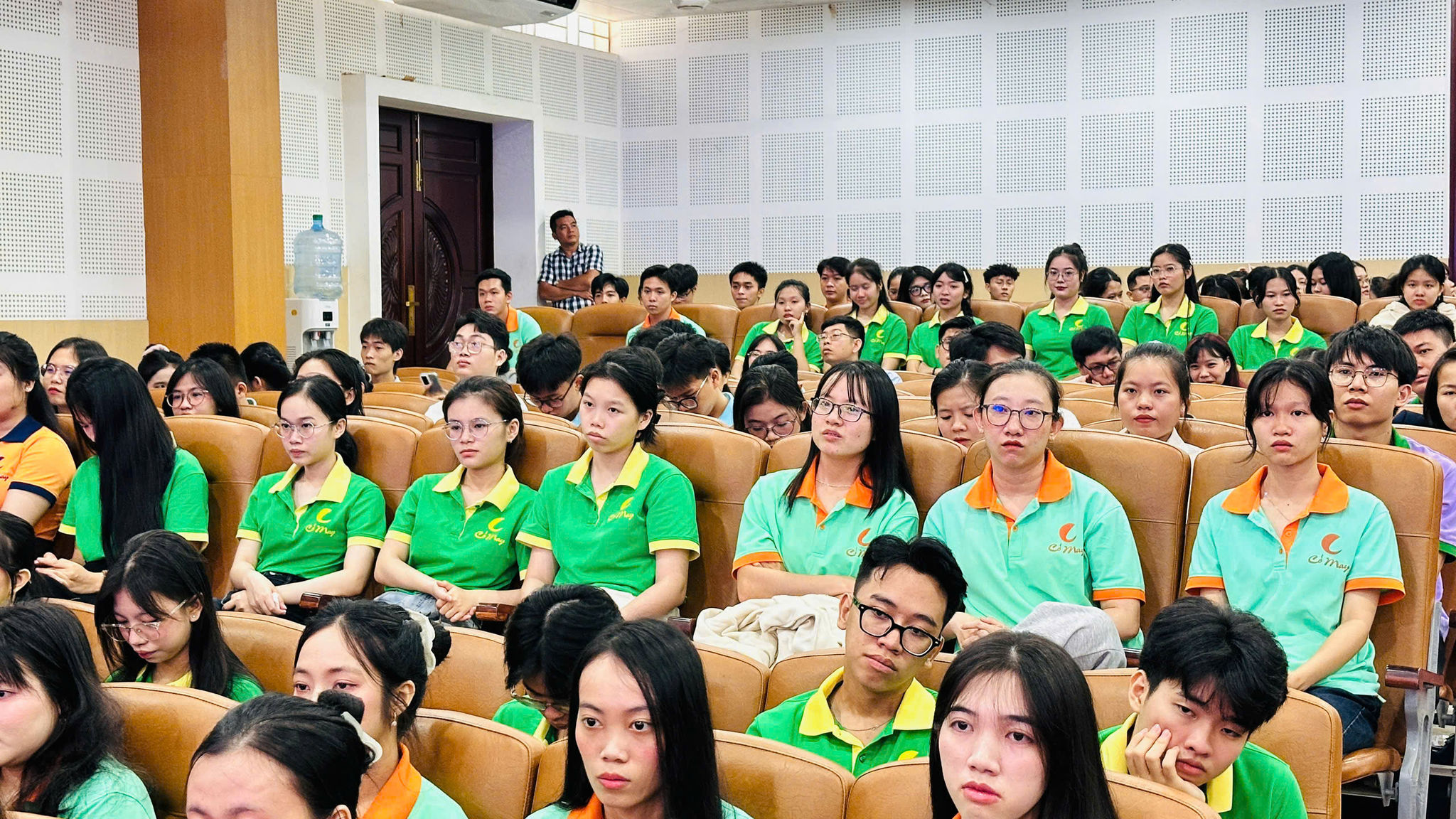 Sinh viên Ký túc xá Cỏ May tại lễ kỷ niệm.
