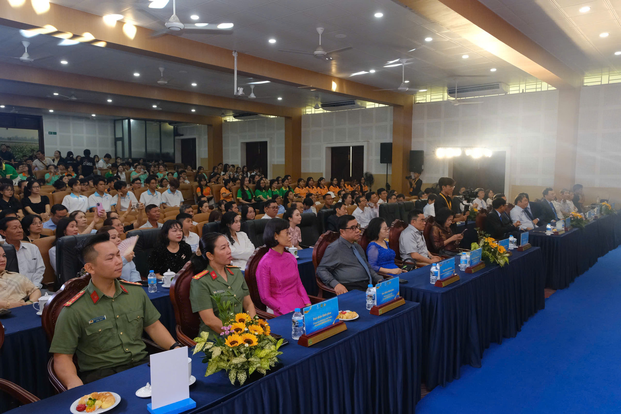 10-nam-ky-tuc-xa-co-may-6.jpg