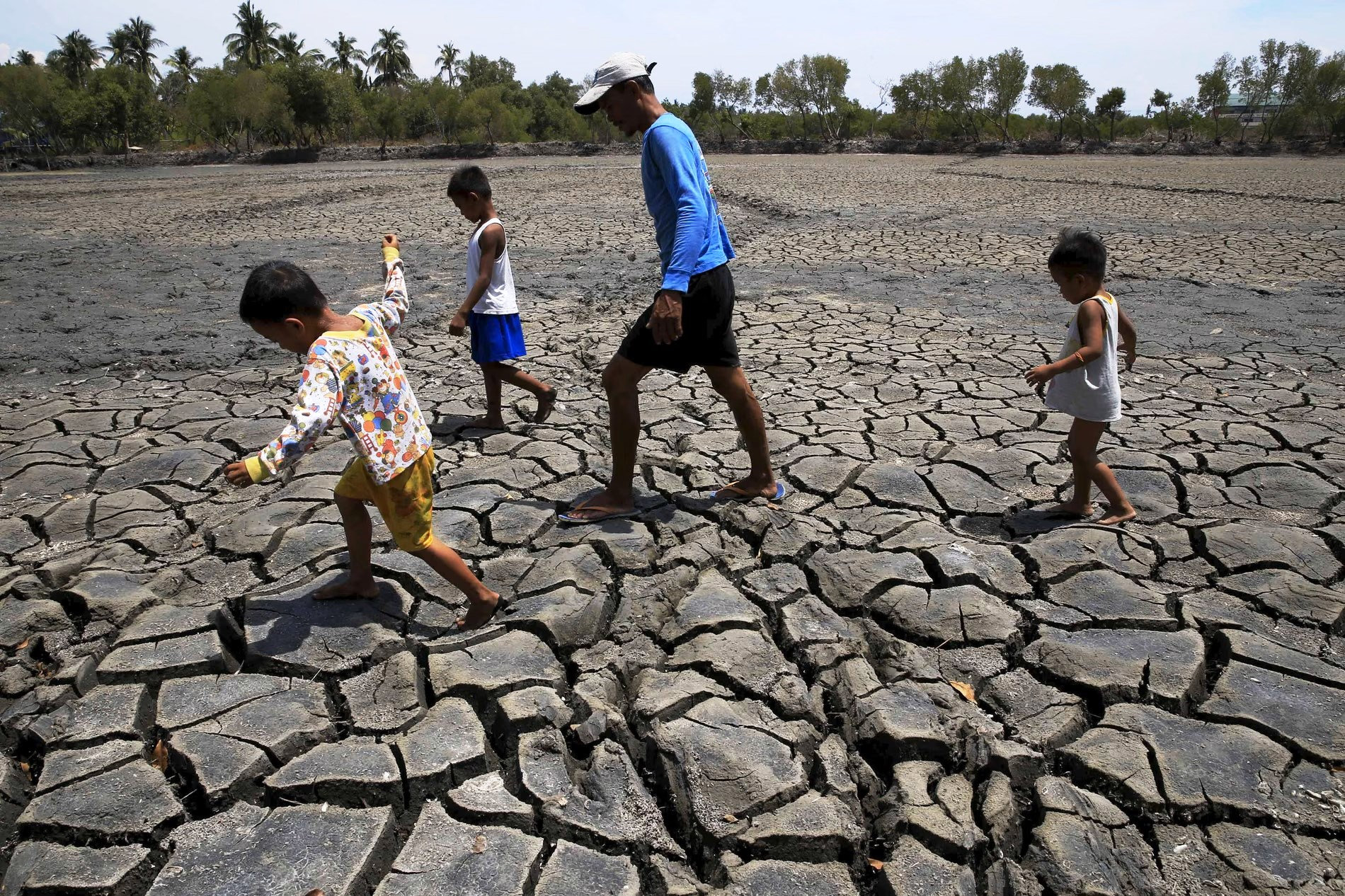 Một hồ các bì khô cạn nước ở Philippines trong thời điểm El Nino xảy ra giai đoạn năm 2015. Ảnh tư liệu: Reuters/Romeo Ranoco.