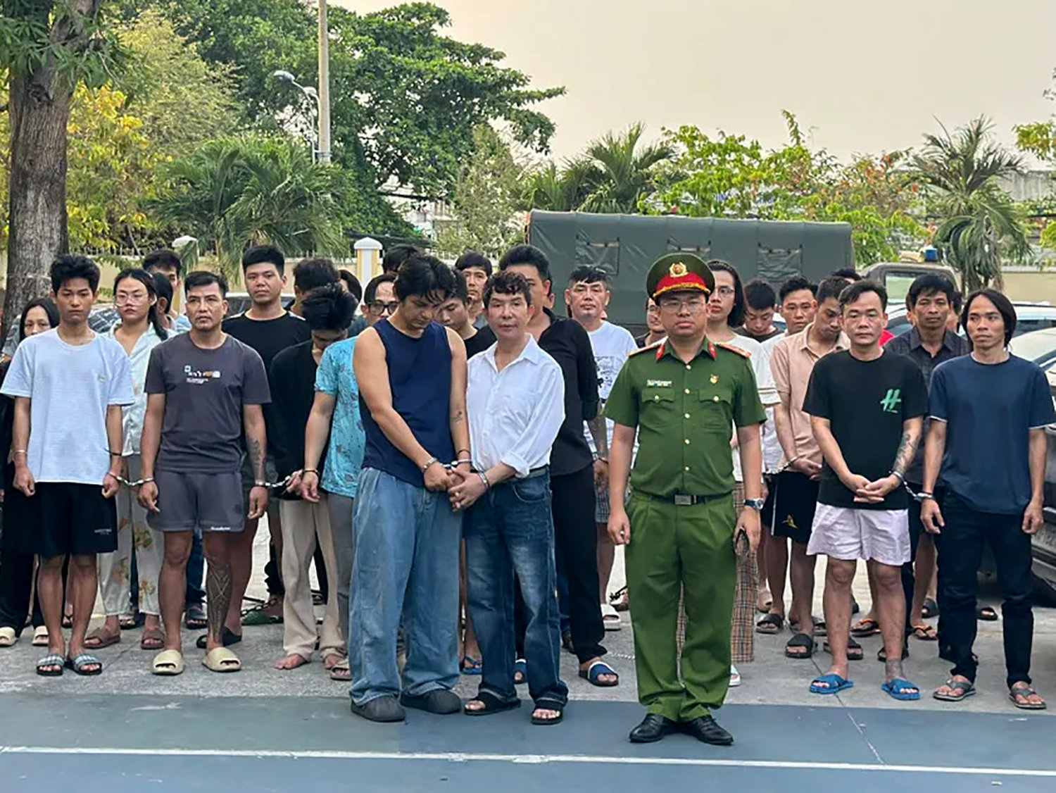 Ca sĩ Sơn Ngọc Minh và các đối tượng bị bắt vì liên quan đến ma túy. Ảnh:Công an cung cấp