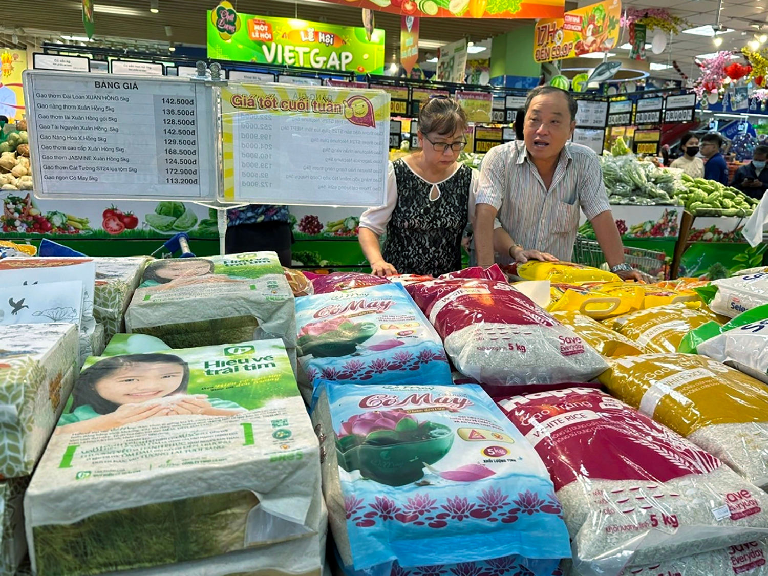 Gạo Việt Nam đi khắp toàn cầu nhưng đồng thời cũng nằm trong nhóm nhập khẩu lớn nhất thế giới. Nghe như một nghịch lý của thị trường gạo Việt. Ảnh: TNO