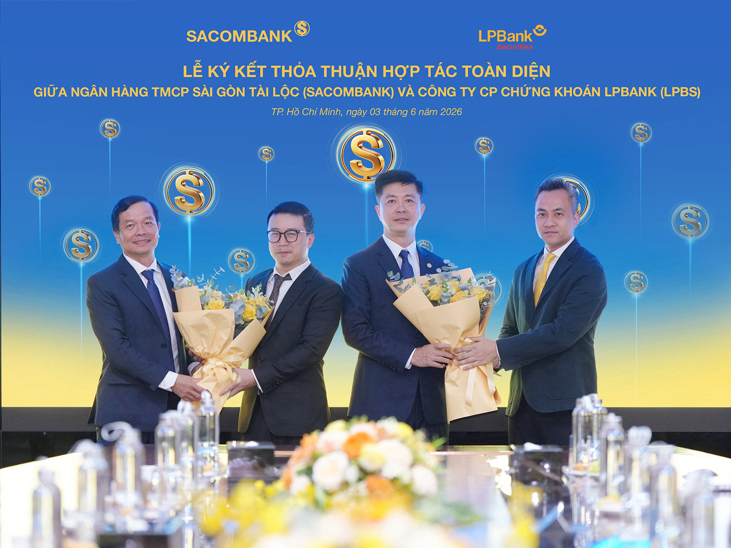 Ông Hà Văn Trung – Phó Tổng Giám đốc thường trực SACOMBANK (trái) và ông Nguyễn Duy Khoa – Chủ tịch Hội đồng Quản trị LPBS (phải) trao hoa kỷ niệm, mừng thành công của Lễ ký kết thỏa thuận hợp tác toàn diện.