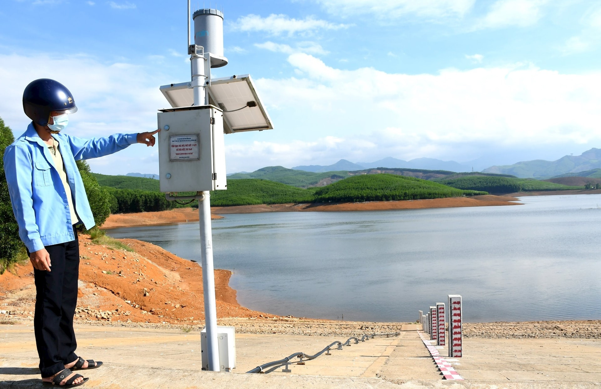 Cán bộ Cụm thủy nông Thái Xuân - Đà Nẵng kiểm tra quan trắc để quản lý nguồn nước hồ thủy lợi Thái Xuân