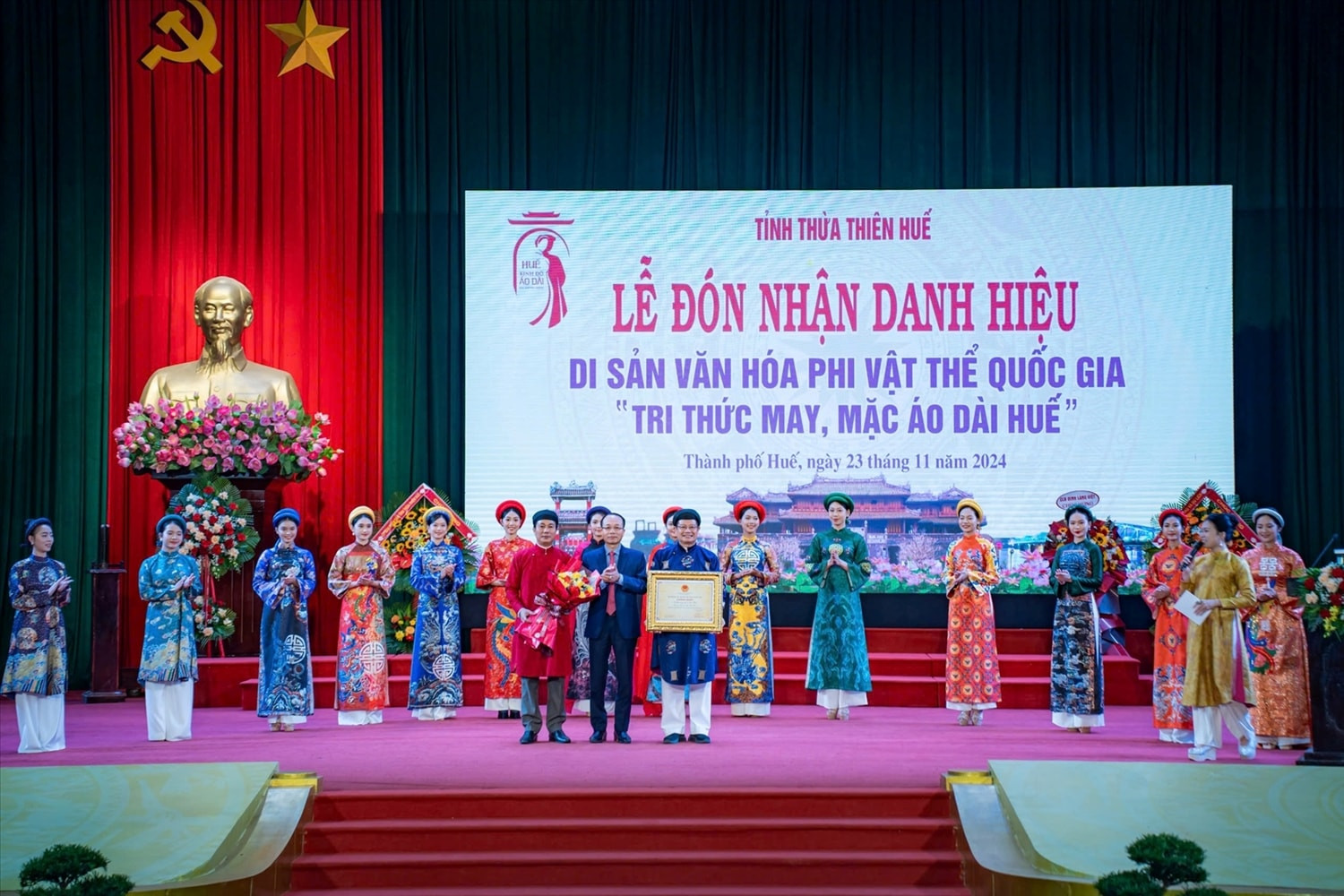 Hue don danh hieu Di san phi vat the quoc gia ve tri thuc may mac ao dai
