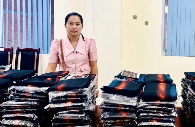 Bà Hoàng Thị Bích Ngọc cùng tang vật.