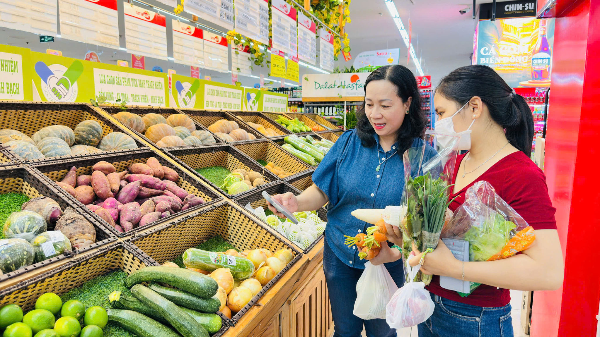 Nữ khách hàng trẻ mua sắm tại SatraMart - Siêu thị Sài Gòn cho biết cô không hề biết đến việc quét mã để truy xuất nguồn gốc.