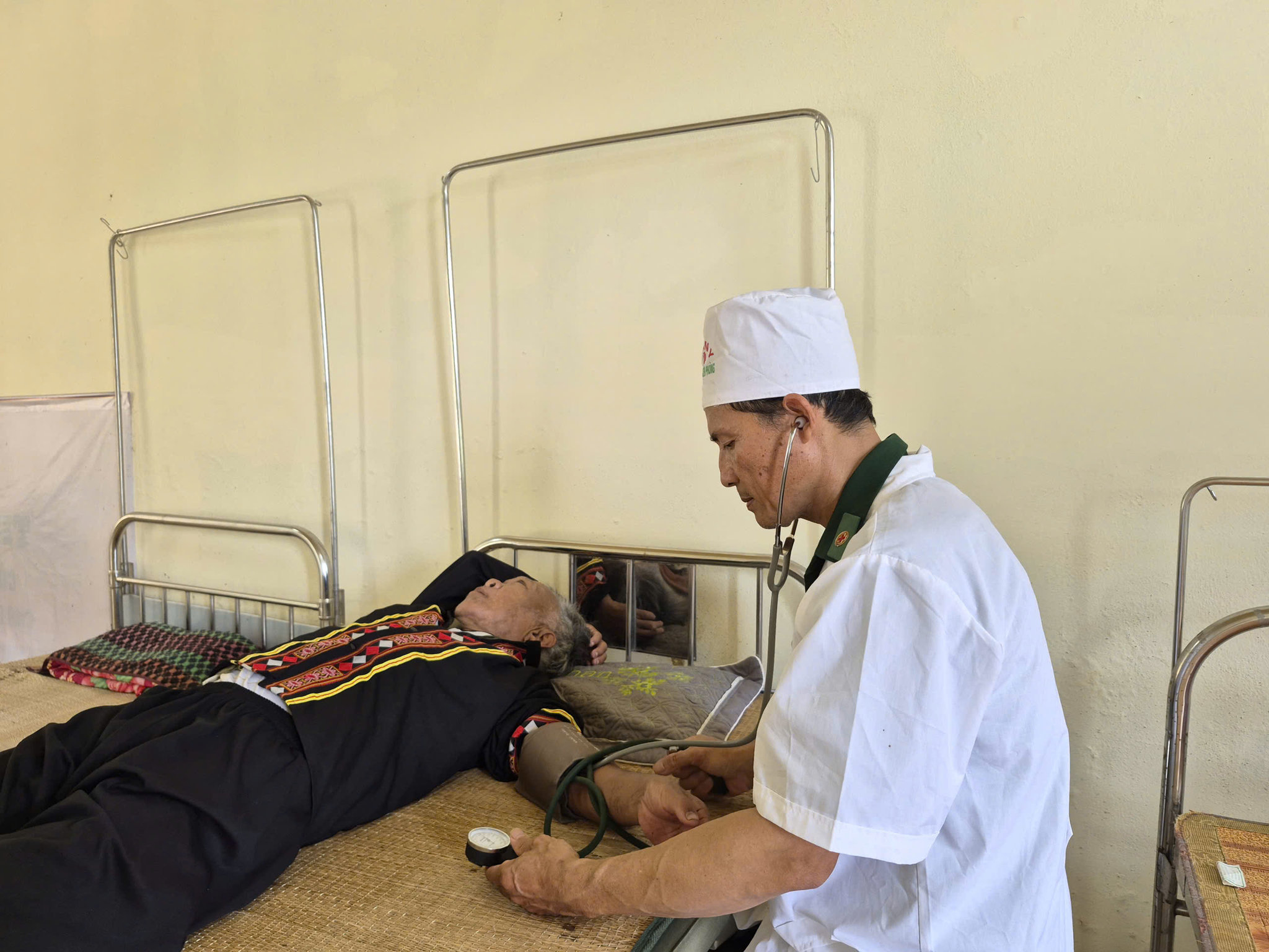 Bà con người Chứt ốm đau không còn tìm đến thầy mo mà được cán bộ quân y khám, chữa bệnh.